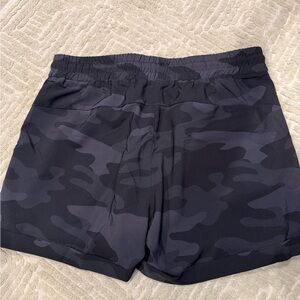 Black & Charcoal Camo Athletic Shorts Ebb and Flow size M